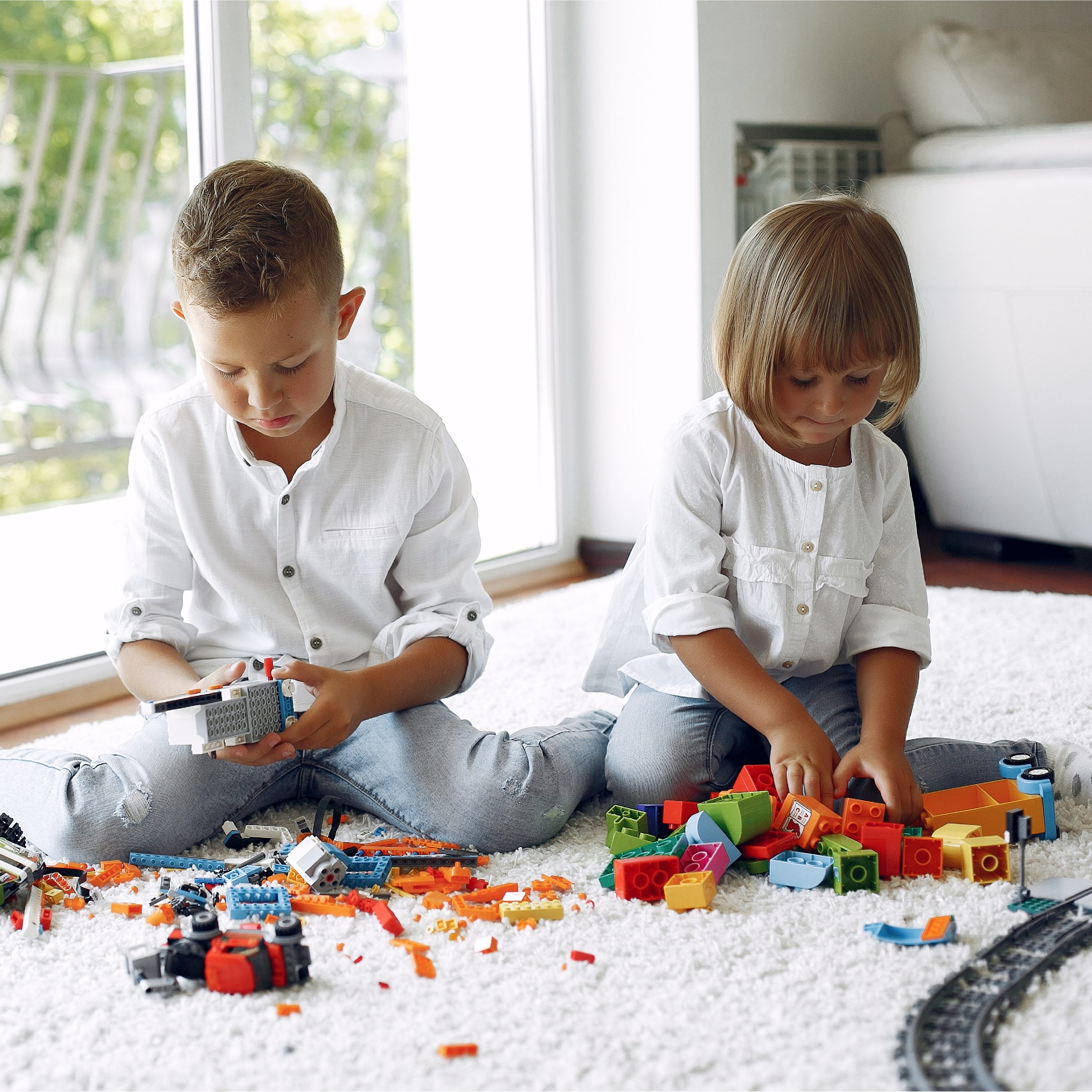 Các bé 3 tuổi rất thích thú với trò lego