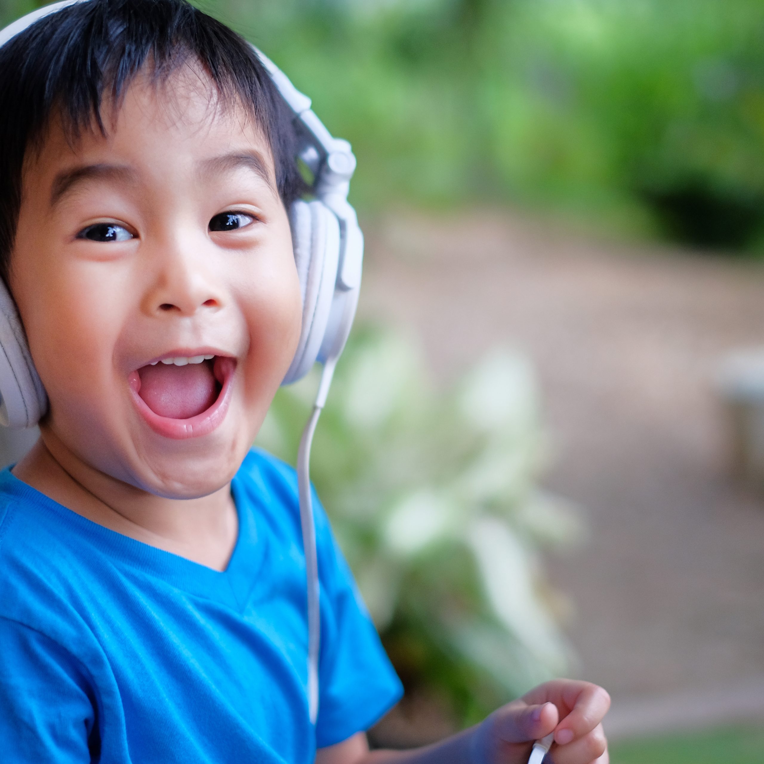 Trẻ 3 tuổi thích thú học tiếng Anh qua âm nhạc