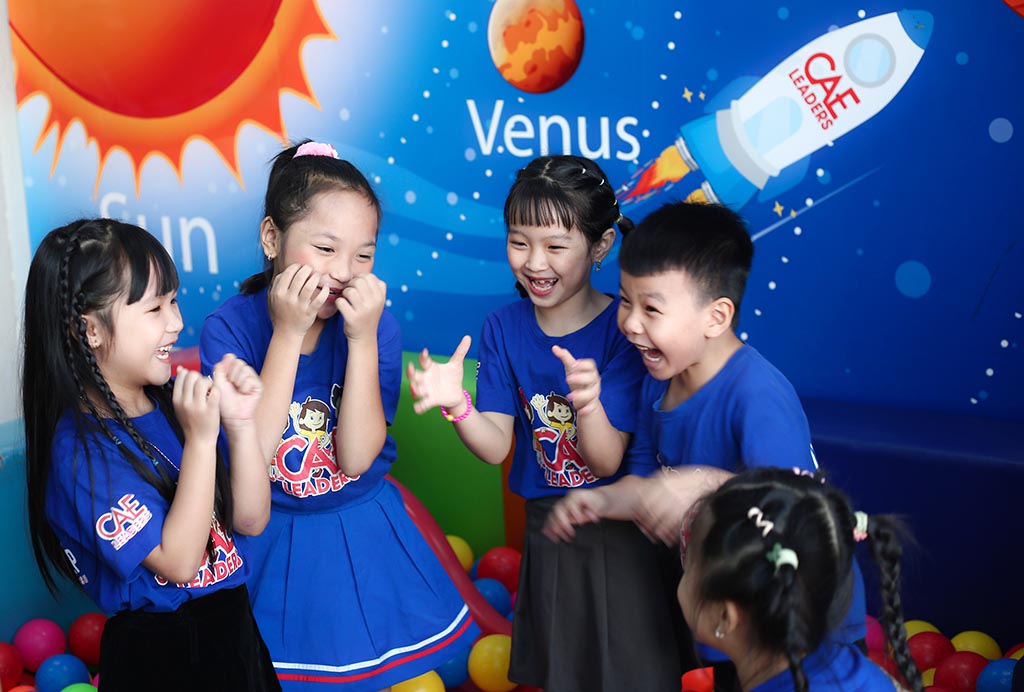 Các bé vui chơi trong chương trình tiếng anh hè