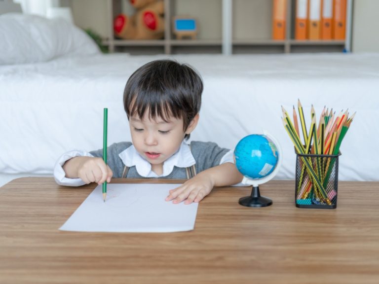 Trẻ từ 3 tuổi hoàn toàn có khả năng học tiếng Anh ngoài tiếng mẹ đẻ mà không lo vấn đề rối loạn ngôn ngữ