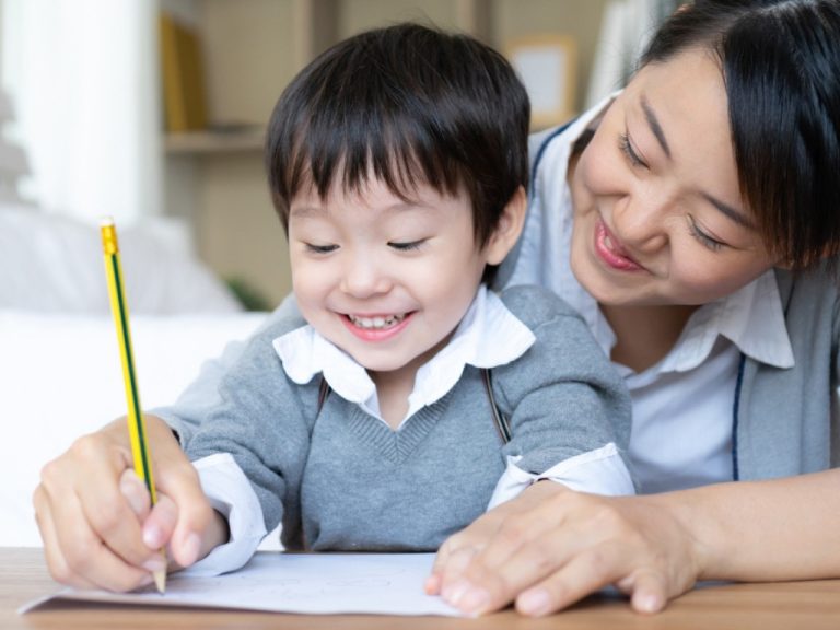 Tùy vào khả năng, điều kiện và tình trạng của bé mà ba mẹ quyết định nên cho bé học từ khi nào cho phù hợp