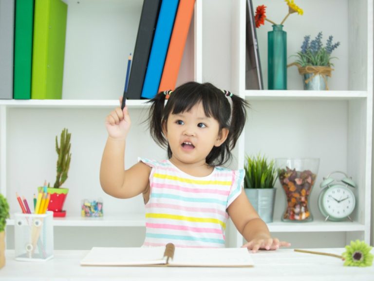 có nên cho trẻ học tiếng anh từ sớm không