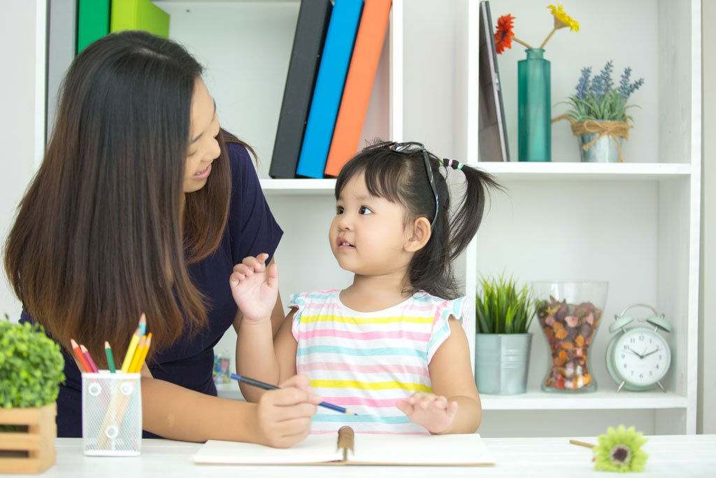 Bí quyết giúp ba mẹ đồng hành cùng con trong những ngày đầu làm quen