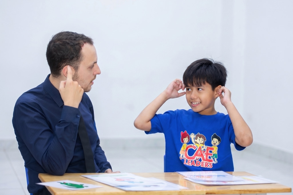 Phương pháp giảng dạy LSW (Nghe - Nói - Viết) trong chương trình tiếng anh hè cho học sinh tiểu học giúp trẻ bứt phá phản xạ.