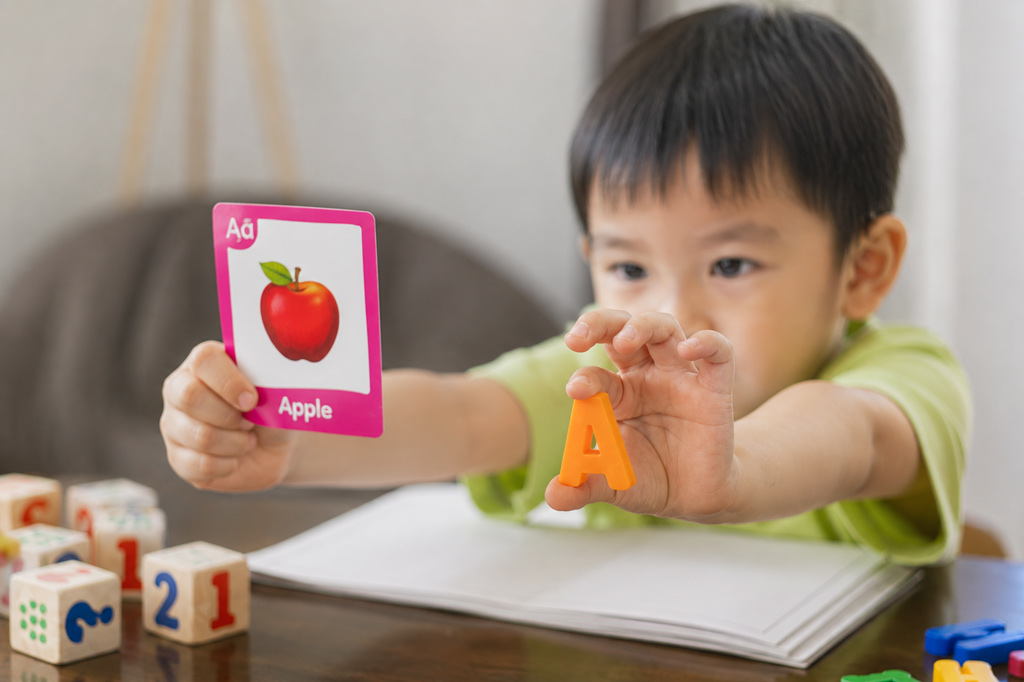 Cách dùng Flashcards và truyện tranh tương tác