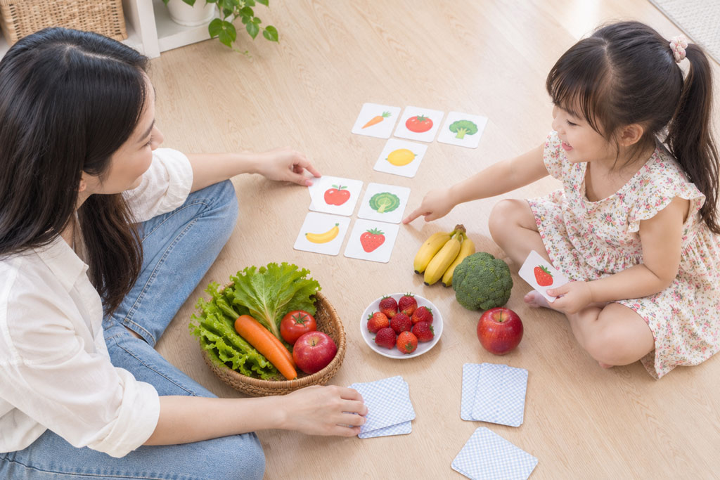 Sử dụng flashcard và đồ vật thật